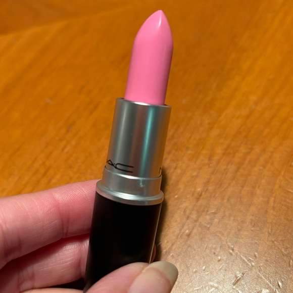 MAC Amplifed Creme Lipstick Saint Germain - Picture 9 of 16